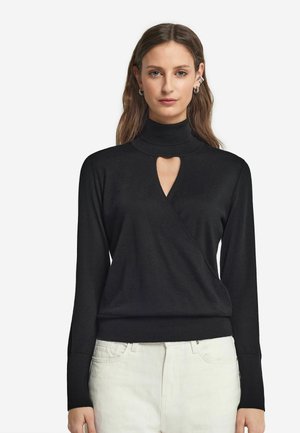 Maglione nero con collo alto e dettaglio a chiave sul petto. Caratterizzato da maniche lunghe e un design incrociato sul davanti. Tessuto morbido.