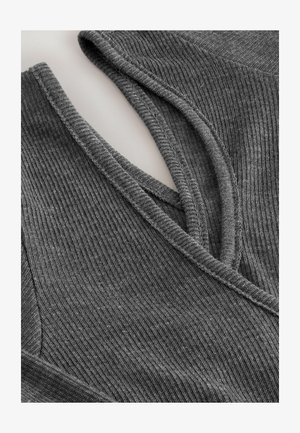 Tessuto grigio a coste con design a scollo a V, caratterizzato da una texture morbida e dettagli di cucitura visibili lungo il colletto e i bordi.