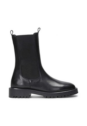 Bota Chelsea de cuero negro con paneles laterales elásticos, lengüetas en la parte superior y suela gruesa con tacos, mostrada de perfil sobre fondo blanco.