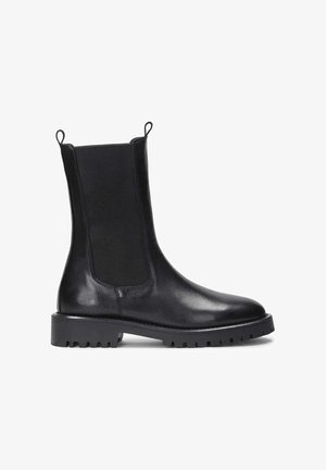 Sort læder Chelsea-støvle med elastiske sidepaneler, trækkemærker øverst og tyk sål med dybt mønster, vist i sideprofil på hvid baggrund.
