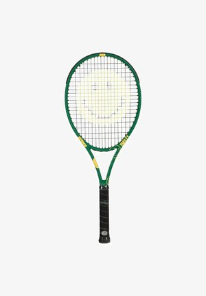 Raqueta de tenis verde y amarilla con un patrón de caras sonrientes en las cuerdas y un mango negro.