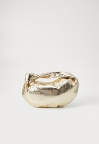 Metallic gyldent clutch-task med en blød, krøllet tekstur, der har et snoet top-håndtag og en oval form. Simpelt design uden synligt beslag.