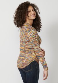 Strickpullover aus mehrfarbigem Garn, mit rundem Ausschnitt, langen Ärmeln und einem asymmetrischen Saum. Strukturiertes Muster mit lebhaften, variierenden Farbtönen.