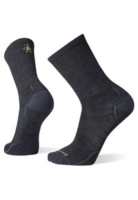 Calcetines gris oscuro con un sutil acento azul, con refuerzo en el talón y la puntera, y un logo verde en el diseño del puño. Fabricados con un material suave y texturizado.