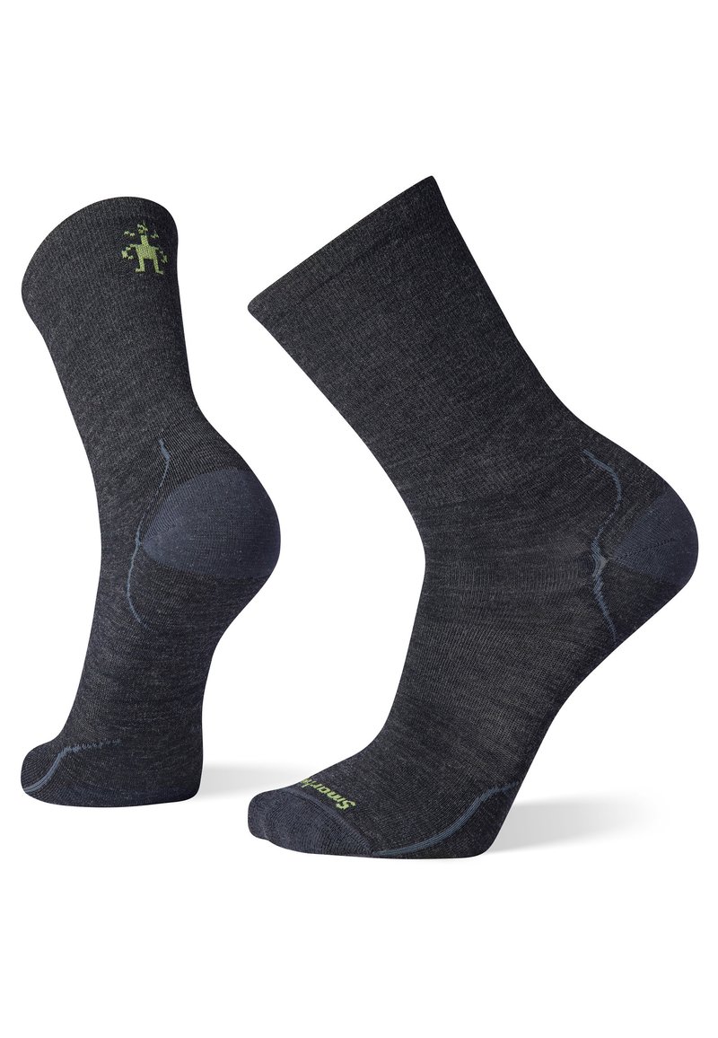 Calcetines gris oscuro con un sutil acento azul, con refuerzo en el talón y la puntera, y un logo verde en el diseño del puño. Fabricados con un material suave y texturizado.