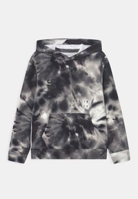 Sort og grå tie-dye hættetrøje med en frontlomme, snor til hætten og trykte branddetaljer på brystet og ærmet.