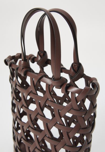 Wielektrowane torba tote z brązowej skóry z dwoma uchwytami w kształcie pętli. Zawiera skomplikowany pleciony wzór, podkreślający teksturę i rzemiosło.