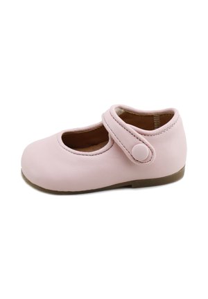 Zapato de bebé de cuero rosa claro con puntera redondeada, tira de velcro, detalle de botón y suela plana marrón sobre fondo blanco.