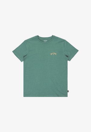 T-shirt de algodão verde, mangas curtas, decote redondo. Apresenta um pequeno logótipo de cor clara no lado esquerdo do peito. Textura suave, ajuste casual.