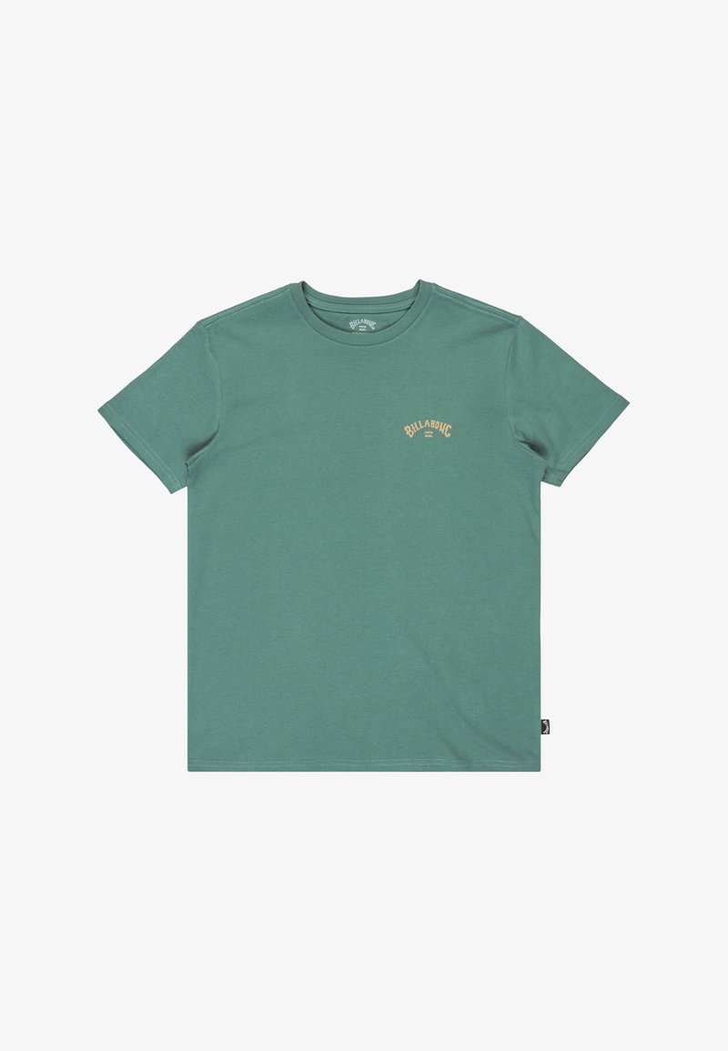 Zöld pamut póló, rövid ujjú, kerek nyakkivágással. A mellkas bal oldalán található egy kis világos színű logó. Puha tapintású, laza fazonú.