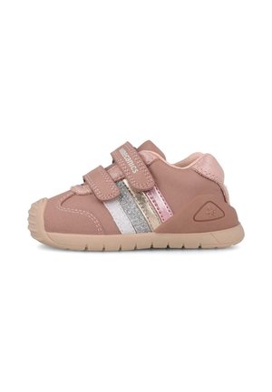 Zapatilla deportiva rosa para niño pequeño con dos tiras de velcro y rayas de purpurina plateada, dorada y rosa en el lateral, suela beige y puntera redondeada.
