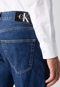 Calvin Klein Jeans DAD - Jeans Relaxed Fit - denim dark