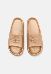 Sandale de plajă de culoare aurie, fabricate dintr-un material neted, cu o talpă internă ușor texturată și logo-ul „Pepe Jeans London” embosat pe curea.