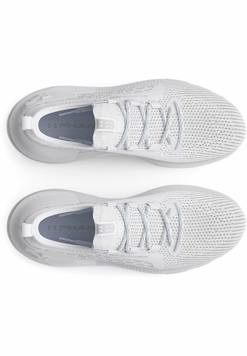 Zapatillas deportivas blancas fabricadas con un material de malla transpirable, que presentan una superficie texturizada, cordones planos y una suela acolchada con un sutil logo.