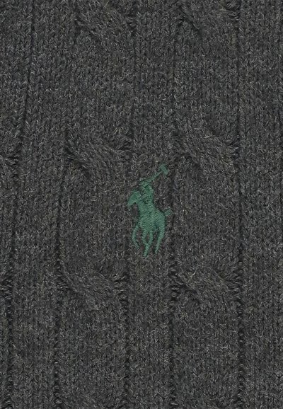 Maglione grigio a maglia intrecciata con motivo strutturato, con un piccolo logo polo verde ricamato. Materiale morbido con dettagli a coste.