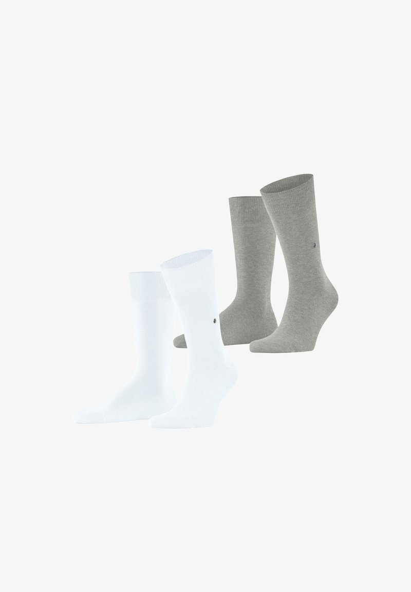 Vier Socken: zwei weiße Baumwollmischung Crew-Socken mit gerippten Bündchen und zwei graue Baumwollmischung Crew-Socken mit kleinen Logo-Akzenten.