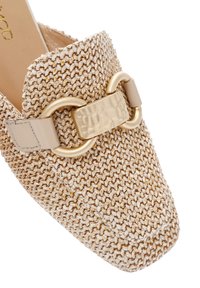 Mocasines de tono dorado tejido con un tejido texturizado, puntera cuadrada y un gran detalle de hebilla metálica con una correa suave beige.
