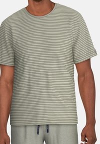 Grå randig kortärmad t-shirt gjord av mjukt tyg med rund halsringning. Har tunna vita ränder över framsidan och sidan.