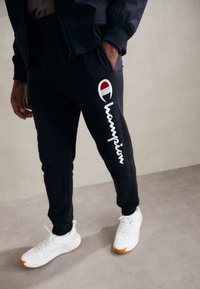 Champion - ICONS CUFF PANTS LARGE LOGO - Pantaloni sportivi - black Immagine in miniatura 1