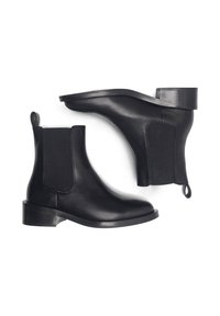 Mustad nahast Chelsea saapad elastsete külgpaneelidega, ümar nina, madal ploki konts ja tagumine tõmbeosa mugavaks selga panemiseks. Sile tekstuur.