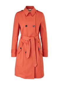 Oranžový trenčkot s dvojitým zapínáním na knoflíky, páskem v pase, bočními kapsami a klasickým límcem. Vyrobený z hladké, odolné tkaniny.