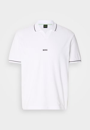 Valge polo särk, mis on valmistatud tekstuurilisest kangast. Omab V-kaelust, lühikesi varrukaid ning tumashallid aktsendid krael ja varrukate servadel. "BOSS" logo on nähtaval.