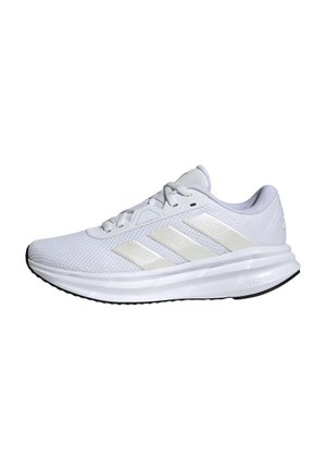 Witte Adidas hardloopschoen met drie beige strepen, mesh bovenwerk, vetersluiting en dikke gevoerde zool met het label "Cloudfoam."