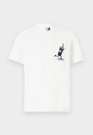 Tricou alb din bumbac, cu un design cartoon negru al unui personaj băutură pe o skateboardă cu un pai, mâneci scurte și decolteu rotund.
