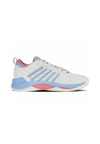 Weiße Sportschuh mit blauen und rosa Akzenten, ausgestattet mit einem strukturierten Obermaterial, gestreiftem Belüftungsdesign und einer gepolsterten Sohle.