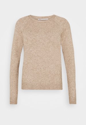 Beiger Strickpullover mit langen Ärmeln, Rundhalsausschnitt sowie gerippten Bündchen und Saum, auf weißem Hintergrund präsentiert.