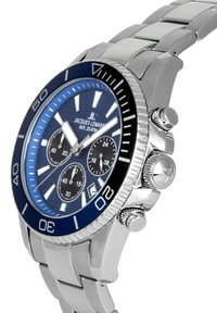 Reloj de acero inoxidable plateado con un bisel azul, subesferas de cronógrafo y una esfera azul texturizada. Presenta una pulsera de eslabones y tres pulsadores.