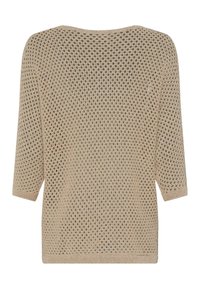 Beige gebreide top met een losse, open structuur, voorzien van driekwartmouwen en een ronde halslijn, die een gemêleerd patroon toont.