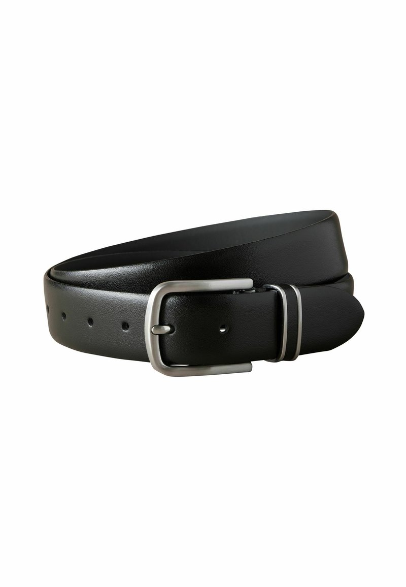 Cinturón de cuero negro con hebilla de metal plateado, textura suave y múltiples agujeros para un ajuste adaptable. Diseño simple con un acabado clásico.