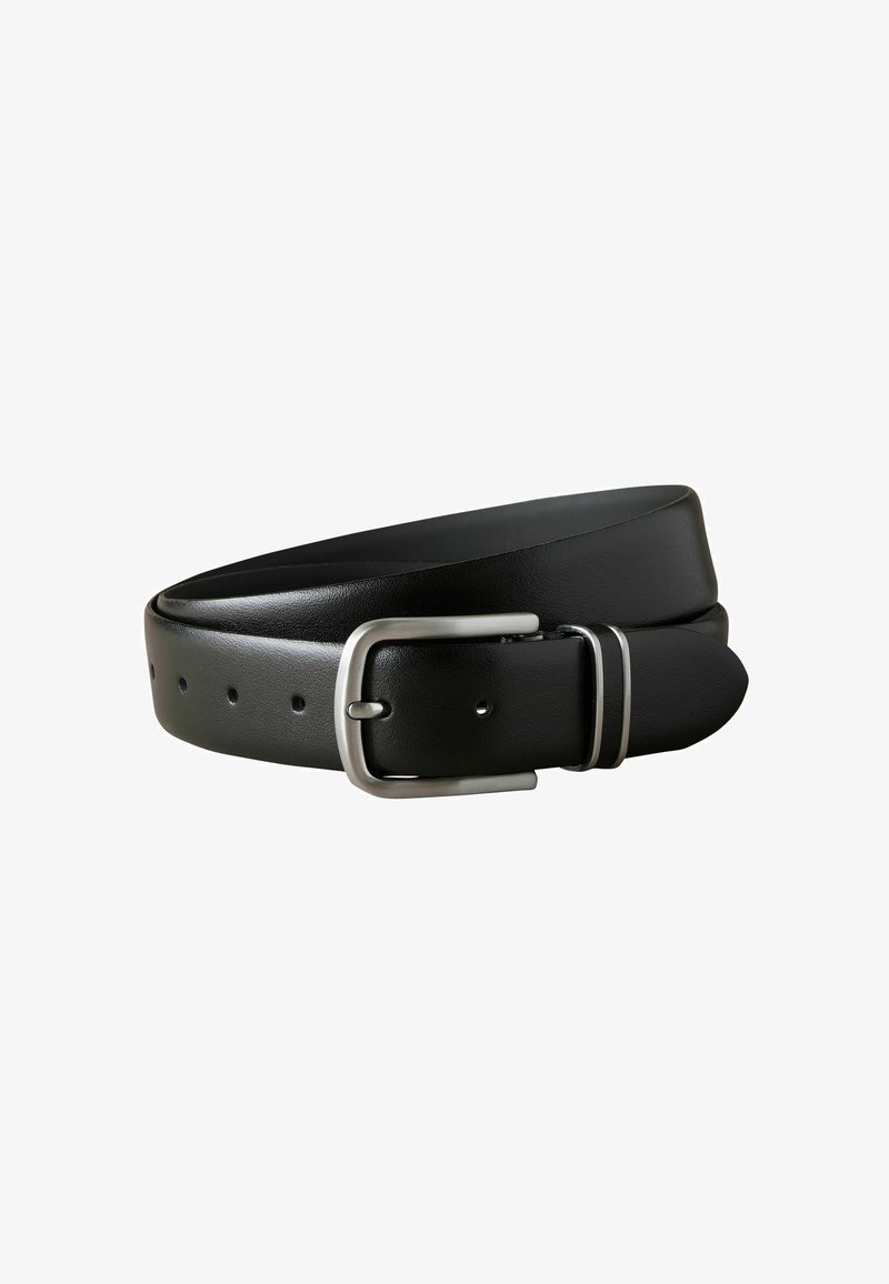 Cinturón de cuero negro con hebilla de metal plateado, textura suave y múltiples agujeros para un ajuste adaptable. Diseño simple con un acabado clásico.