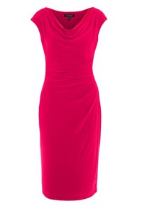 Sovitin vaaleanpunainen mekko, jossa on kaarrokkeen pääntie, hihattomat hihat ja rypytetty tekstuuri vyötäröllä, valmistettu joustavasta kankaasta mukavuutta varten.