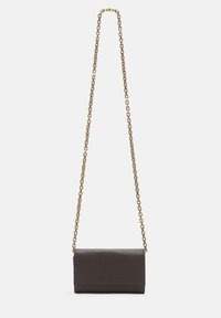 Sac en cuir marron foncé à bandoulière, avec une chaîne dorée, au design minimaliste et logo embossé à l'avant.