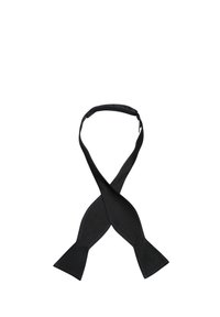 Svart fluga med en slät, ribbad struktur, med spetsiga ändar och ett enkelt justerbart band för säker fastsättning.