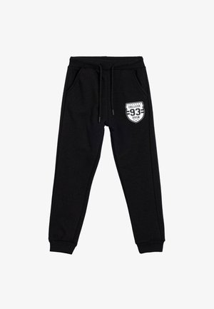 Sorte sweatpants fremstillet af blødt stof, med snor i taljen, sidelommer og et hvidt skjoldlogo med teksten "COLLEGE 93".