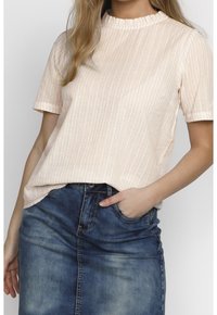 Haut court à manches courtes de couleur pêche clair avec des rayures verticales, col volanté, associé à une jupe en denim bleu. Design décontracté et ajusté.