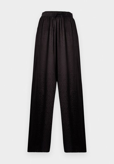 Zwarte wijde broek met een elastische tailleband en een subtiele luipaardprint textuur, met een trekkoord aan de voorkant.