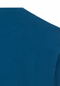 Turkis bomuld T-shirt med rund halsudskæring og korte ærmer. Glat tekstur med ensartet farve og uden synlige mønstre eller grafik.