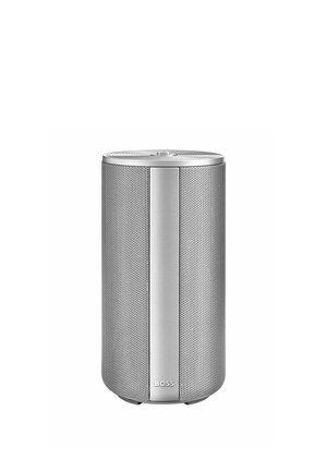 Hopeanvärinen sylinterinmuotoinen langaton kaiutin, jossa on rei'itetty etupaneeli, pystysuora sileä pinta ja "BOSS"-logo pohjan lähellä valkoisella taustalla.