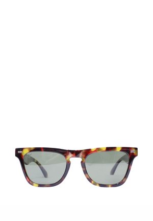 Occhiali da sole rettangolari tartarugati con lenti grigie e aste leggermente incurvate su sfondo bianco.