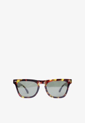 Occhiali da sole rettangolari tartarugati con lenti grigie e aste leggermente incurvate su sfondo bianco.