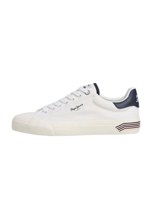 Λευκό χαμηλό sneaker με λευκά κορδόνια, σκούρο μπλε ταμπάκι στη φτέρνα, λογότυπο Pepe Jeans στο πλάι και πίσω, και ριγωτή λεπτομέρεια στη μεσαία σόλα κοντά στη φτέρνα.