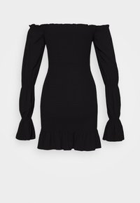 Vestido negro off-the-shoulder con mangas largas abullonadas, cuerpo texturizado con frunce y dobladillo con volantes. Hecho de una tela ligera.