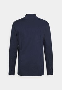 Camicia da uomo a maniche lunghe di colore blu scuro vista dal retro, con polsini abbottonati e colletto classico.