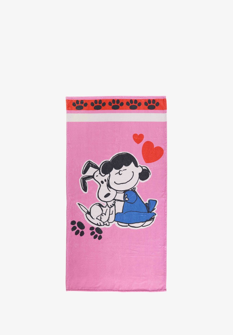Różowy ręcznik z grafiką dziewczyny tulącej psa, z czarnymi konturami, czerwonymi akcentami i bordiurą z odcisków łap. Miękka tekstura.