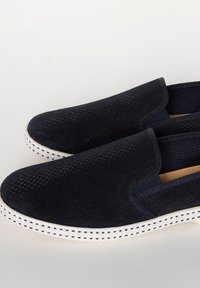 Baskets navy à enfiler avec un dessus en tissu texturé, des panneaux latéraux élastiques et une semelle en caoutchouc blanche dotée d'un détail cousu.