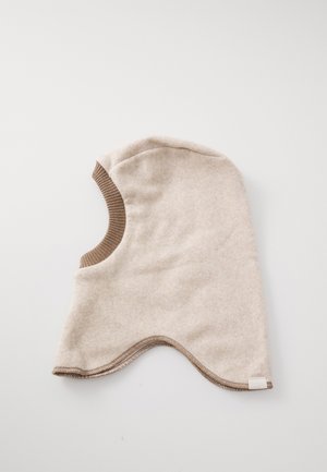 Beige Fleece-Mütze mit braunen Rippakzenten. Sie hat eine unregelmäßige Form ohne Vorderöffnung und einen genähten Saum am Rand.